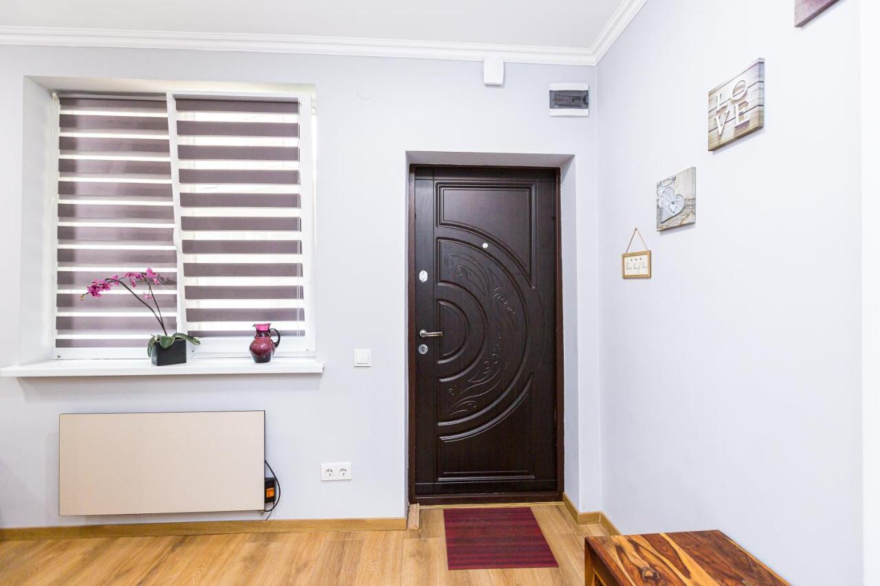 Сучасна Квартира По Вул Дарії Гусяк 9 Біля Краківського Lviv Exterior photo