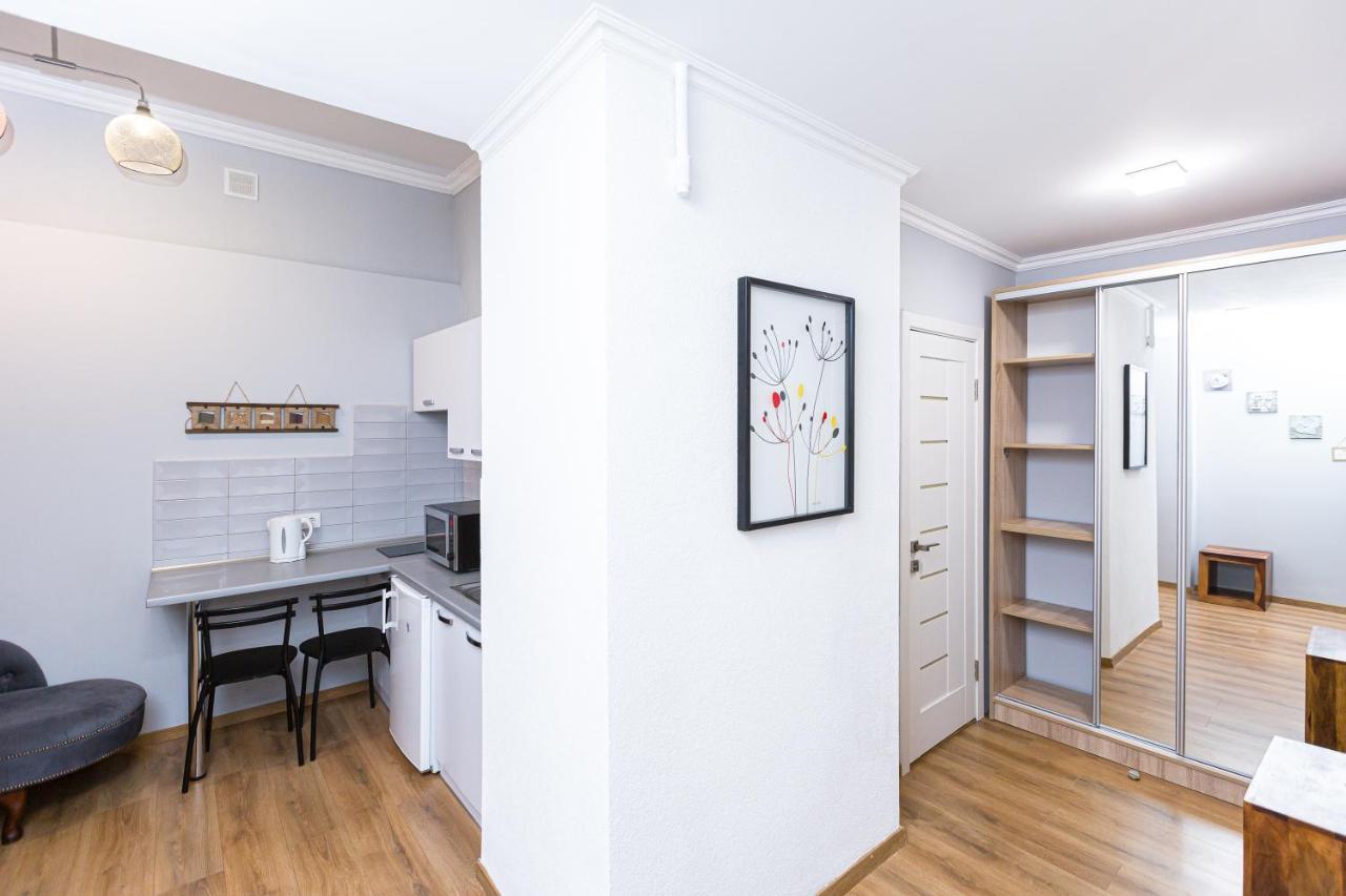 Сучасна Квартира По Вул Дарії Гусяк 9 Біля Краківського Lviv Exterior photo